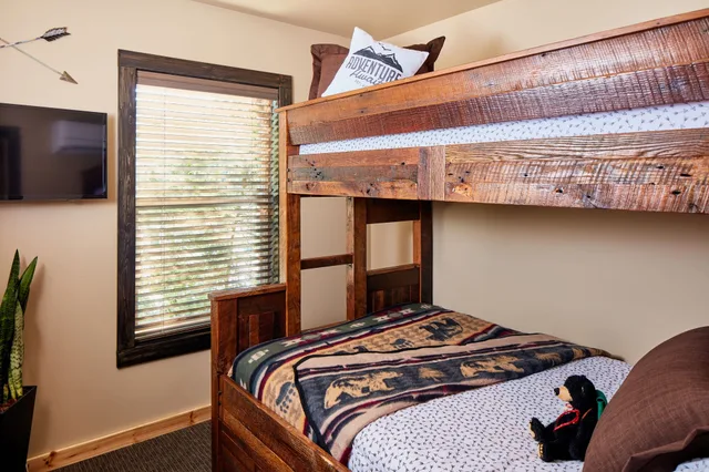 كابينة عائلية بسرير كينج بغرفتي نوم مع أريكة، Tenaya Lodge At Yosemite 1/2