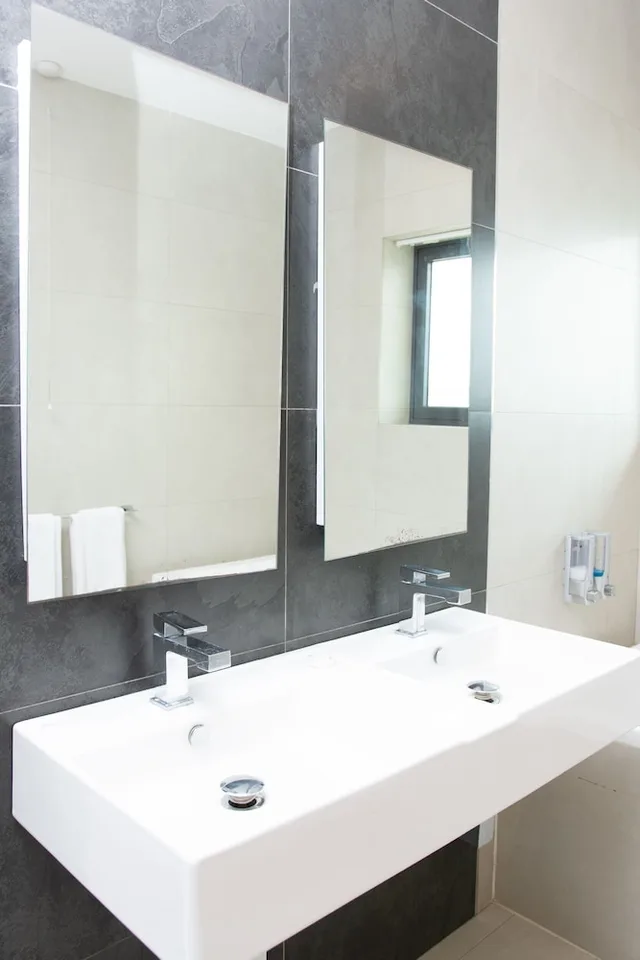 جناح تنفيذي بسرير كينج وسرير كوين بإطلالة على الحديقة، English Point Marina Hotel 3/3