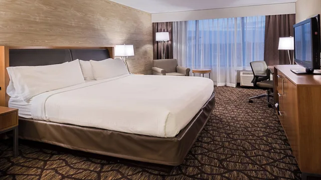 غرفة قياسية بسرير كينج لذوي الإعاقة، Holiday Inn Hotel Suites Warren 1/4