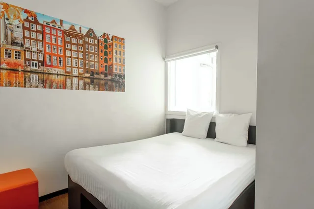 Family, Quadruple, Double and Twin Beds, Accessible, easyHotel Amsterdam City Centre 4/10