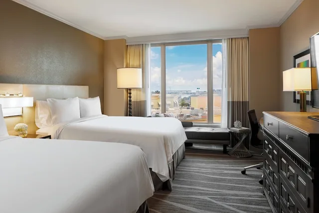غرفة بسريرين كوين بإطلالة على الفناء، Renaissance Tampa International Plaza Hotel 4/6