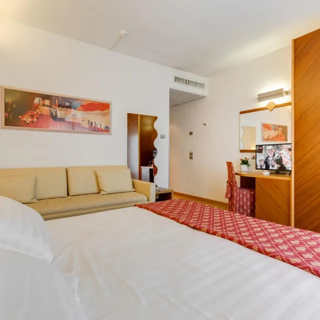غرفة ديلوكس بسرير كوين وسرير فردي بشرفة، Hotel Europa 7/8