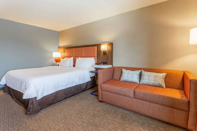 غرفة بسرير كينج مع أريكة، Hampton Inn Madison East Towne Mall Area 2/3