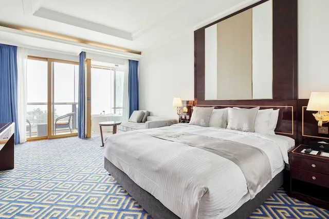 غرفة بسرير كينج بإطلالة على البحر مع أريكة بجاكوزي، Goldone Hotel And Suites 4/10
