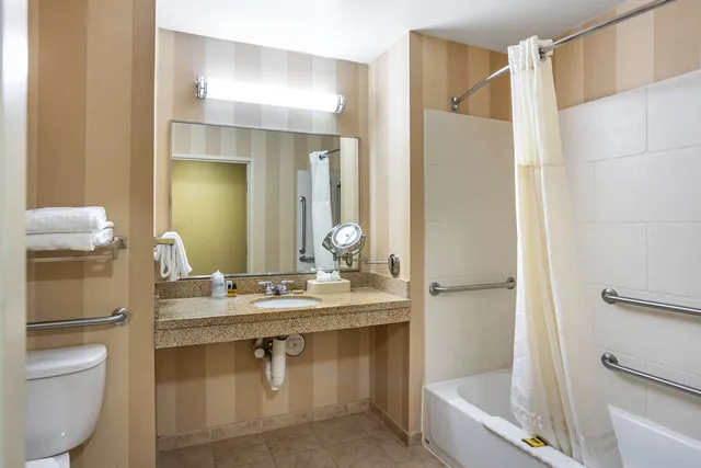 جناح بسرير كينج مع أريكة لذوي الإعاقة، Best Western Plus University Park Inn & Suites 3/3