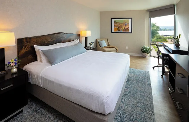 Superior, King Bed, Bay View, Accessible، Delamar Traverse City 1/1