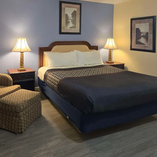 Room, King Bed, Pool View, Rodeway Inn & Suites Blythe I-10, CA 6/10