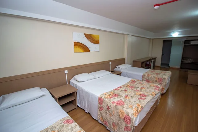 غرفة قياسية ثلاثية بسريرين منفصلين وثلاثة أسرّة، Hotel Golden Park Curitiba by Nacional Inn 4/10