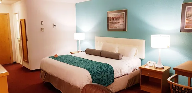 Room, Queen Bed, Pet Friendly, Howard Johnson By Wyndham Fort St John 1/9