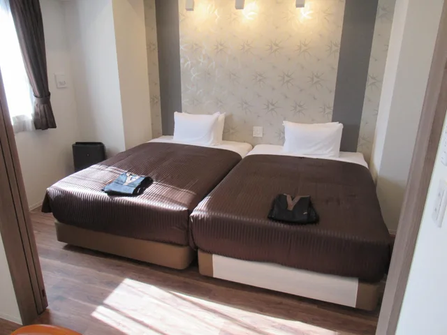 غرفة فاخرة بسرير نصف مزدوج وسريرين منفصلين بغرفتين للمدخنين، HOTEL LiVEMAX PREMIUM Nagoya Marunouchi 1/1