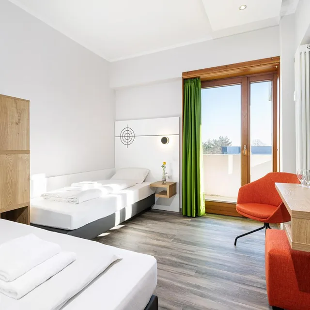 غرفة بسريرين منفصلين بشرفة، HOTEL OLYMPIA SCHIESSANLAG 1/6
