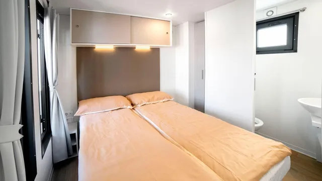 2 Bedrooms, Comfort, Mobile Home, 1 Queen and 3 Single Beds، Camping Weekend Glamping Boutique 1/3