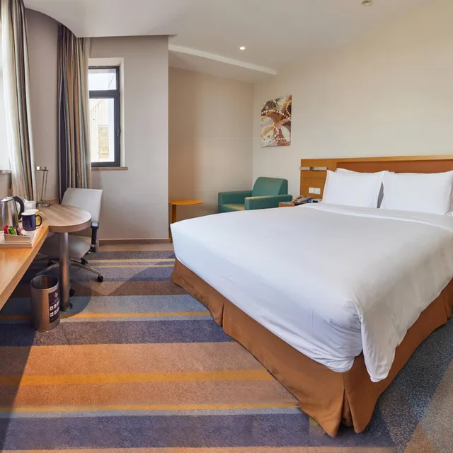 غرفة قياسية بسرير كينج وسرير كوين، Holiday Inn Express Shanghai Zhenping 3/5