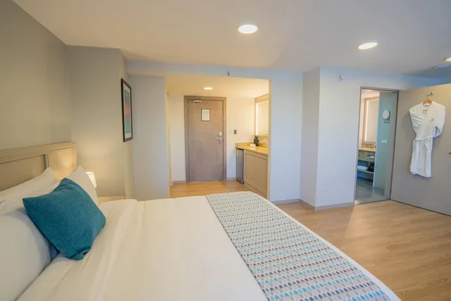 غرفة بسرير كوين مع أريكة، La Quinta by Wyndham Quito 7/10
