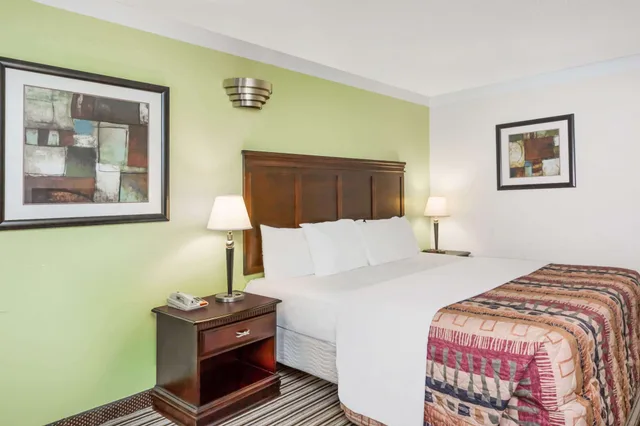 Room, King Bed, Days Inn by Wyndham Oneonta AL 2/4