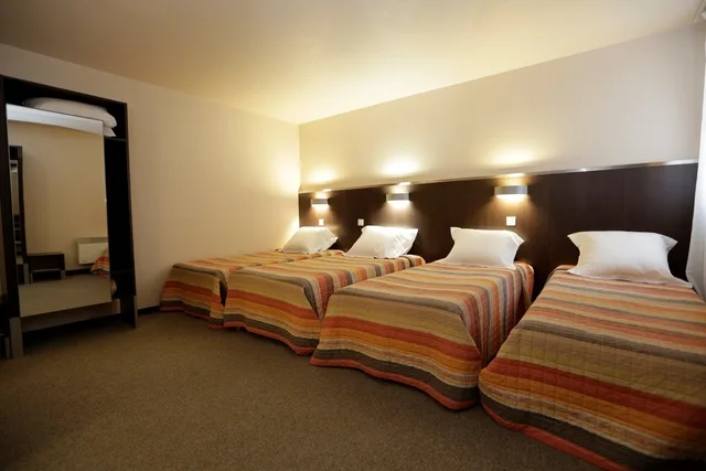 غرفة رباعية بسرير مزدوج وسريرين منفصلين، Hotel Au Petit Caporal 3/10