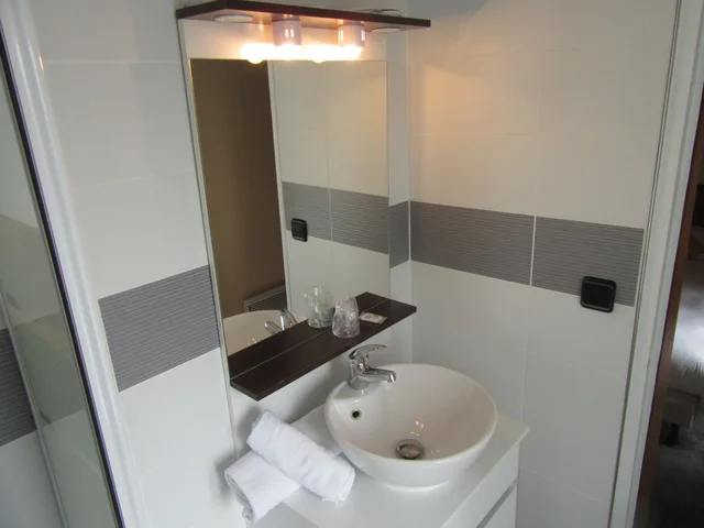 Room, Twin Beds, Sorti P Tit Dej Hotel Saintes 6/6