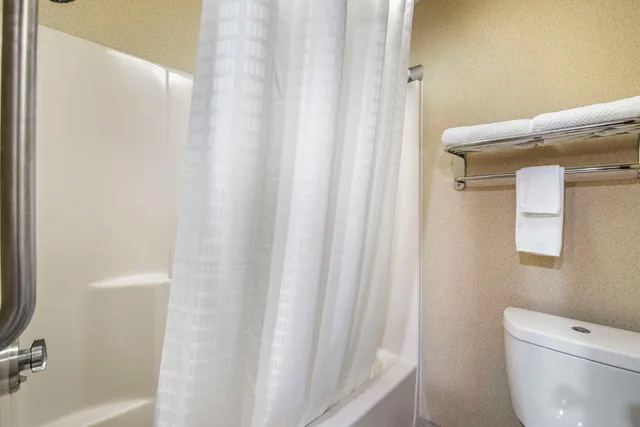 Efficiency, King Bed، Quality Inn At Bangor Mall 3/3