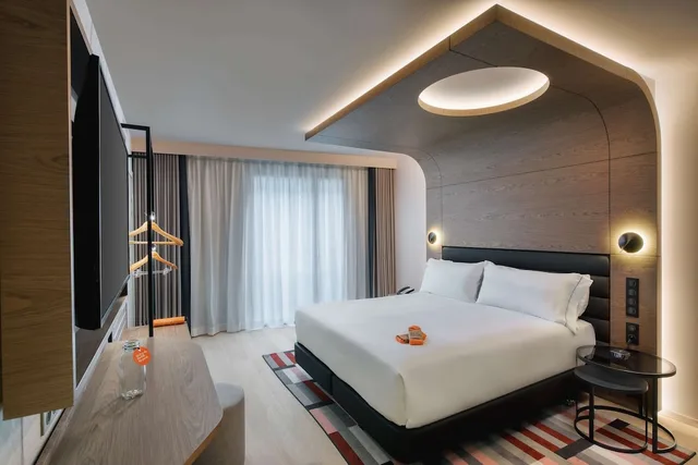 غرفة غراند بريميوم بسرير كينج، Canopy by Hilton Paris Eiffel Tower 1/8