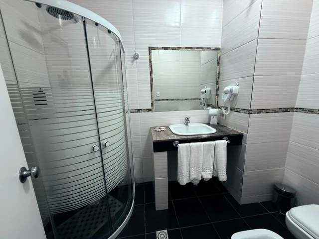 غرفة قياسية رباعية، Shelton Hotel 7/10