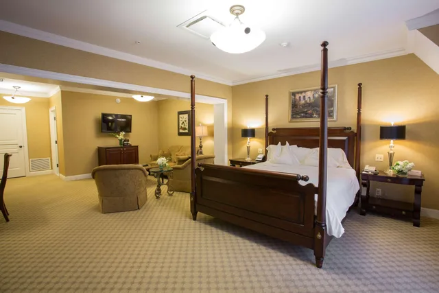 جناح جونيور، Royal Park Hotel 1/1