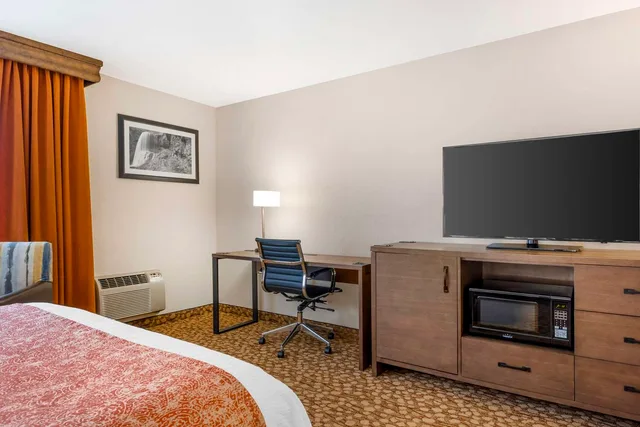 غرفة بسريرين كوين، Best Western Plus Mill Creek Inn 2/4