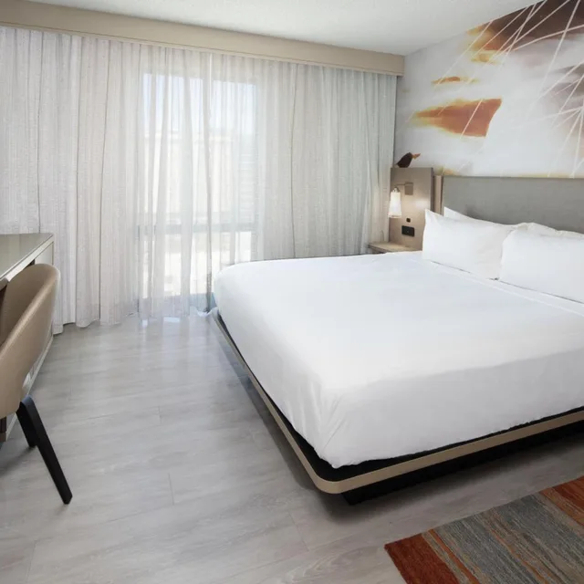 غرفة بسرير كينج مع أريكة بحوض استحمام لذوي الإعاقة، Tucson Marriott University Park 2/10