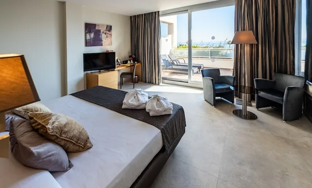 Suite, 1 Double and 3 Single Beds, Sea View، Gran Palas Hotel 1/3