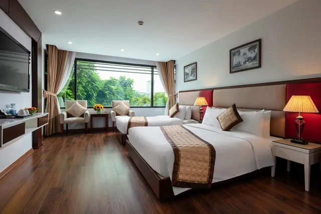 غرفة عائلية بسرير كينج وسرير فردي، SKYLARK HOTEL 1/3