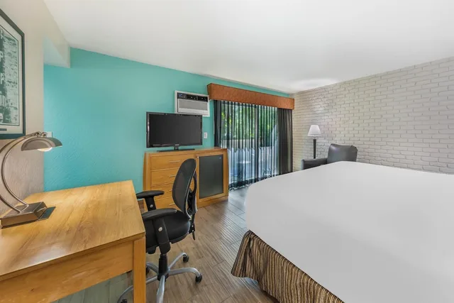 غرفة قياسية بسرير كينج بشرفة، Best Western Pine Tree Motel 7/10