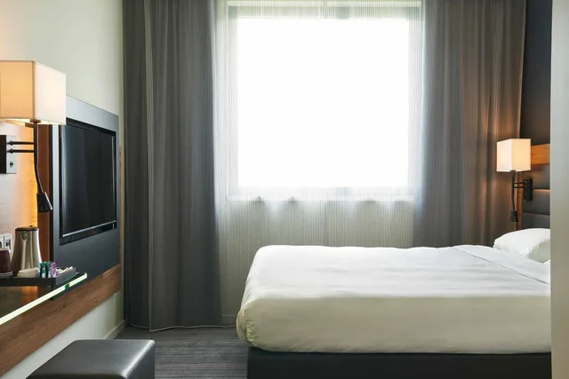 غرفة بسرير كينج وسرير كوين بإطلالة على النهر، Moxy Ludwigshafen 4/6