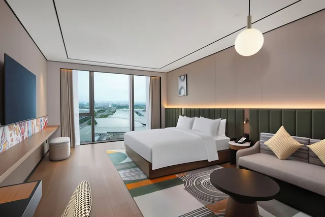 غرفة ديلوكس بسرير كينج، Hilton Garden Inn Foshan Tanzhou ICEC 1/1
