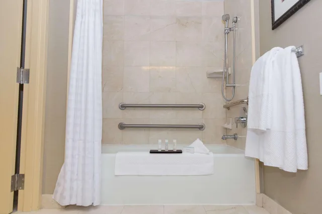 استوديو بسرير كينج لذوي الإعاقة، Embassy Suites by Hilton West Palm Beach Central 10/10