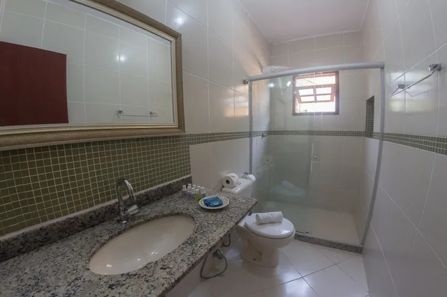 غرفة عائلية بسرير مزدوج وسريرين منفصلين بشرفة، Pousada Buzios Garden 4/5