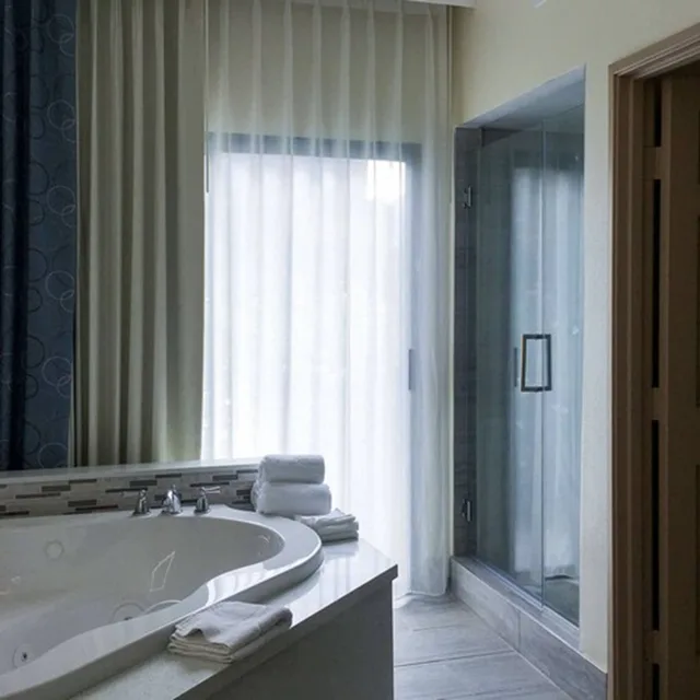 جناح بسرير كينج بحوض جاكوزي، MainStay Suites Orange County John Wayne Airport 5/6