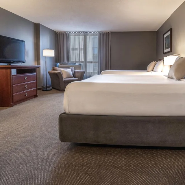 Studio, King Bed, 2 Queen Beds, Hotel Faubourg Montreal 2/6