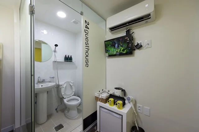 غرفة بسريرين منفصلين وسرير بطابقين، 24 Guesthouse Myeongdong Town 2/3