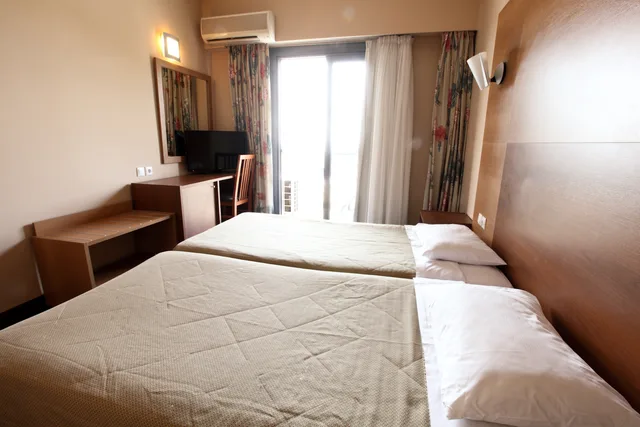 غرفة بسرير مزدوج أو سريرين منفصلين بإطلالة على البحر، Galaxy Hotel 1/4