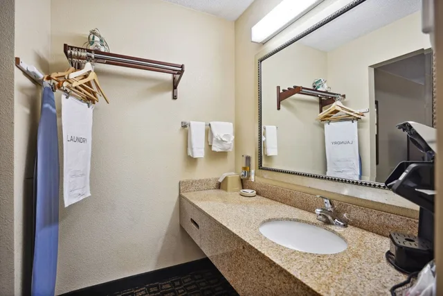 غرفة قياسية بسرير كينج مع أريكة، The Guest Lodge Gainesville 4/7