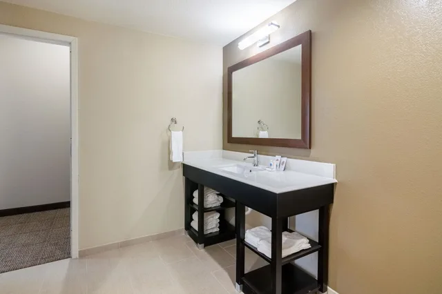 جناح بسريرين كوين، Comfort Suites Meridian And I-40 10/10