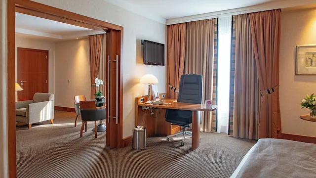 جناح رئاسي بسرير كينج بإطلالة على المتنزه، Crowne Plaza Brussels Airport 6/7