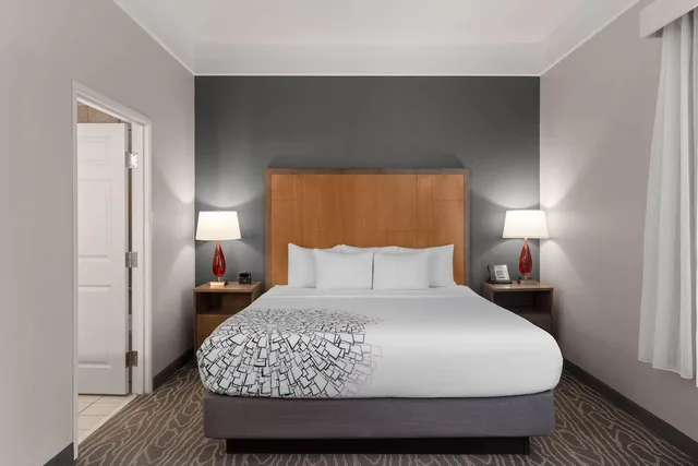غرفة ديلوكس بسرير كينج لذوي الإعاقة، La Quinta Inn & Suites by Wyndham Gallup 1/9