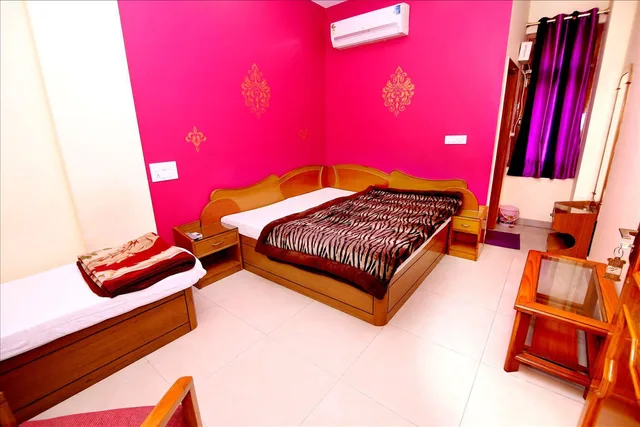 غرفة ثلاثية، Hotel Sun Shine 1/1