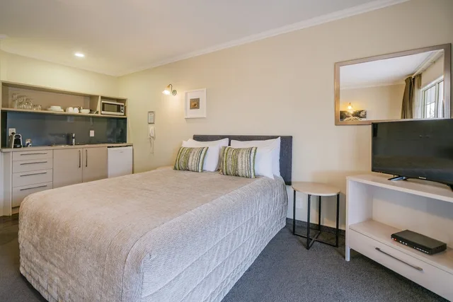 جناح عائلي بسرير كوين وسريرين منفصلين بغرفة نوم واحدة بمسبح خاص، Silver Fern Accommodation And Spa 1/4