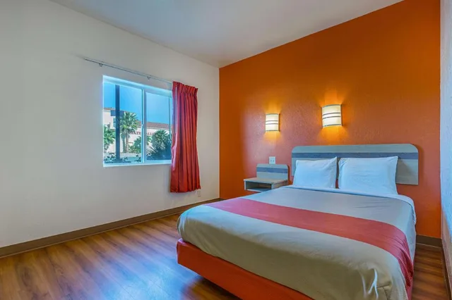 1 Queen Bed - ADA/RI Shower/Non-Smoking، Motel6 Beatty, NV - Death Valley 5/10