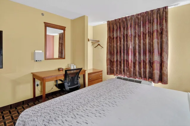 جناح بسرير كينج مع أريكة، Hometown Inn Suites 1/10