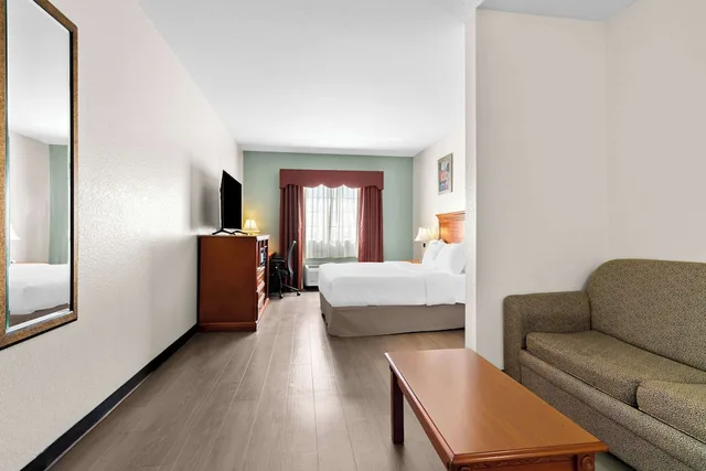 جناح بسرير كينج مع أريكة، Quality Inn & Suites McAlester on Hwy 69 6/8