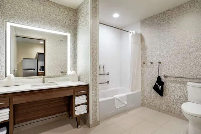 جناح استوديو بسرير كينج بحوض استحمام لذوي الإعاقة، Home2 Suites by Hilton Minneapolis University Area 3/4