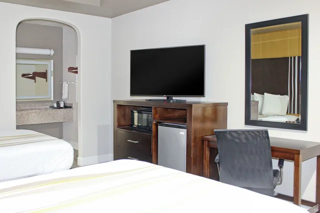 غرفة قياسية بسريرين كوين، Palacio Royale Inn Houston Nw 2/4