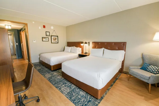 غرفة بسريرين كوين بحوض استحمام لذوي الإعاقة، Four Points By Sheraton Wakefield Boston Hotel Conference Center 1/5